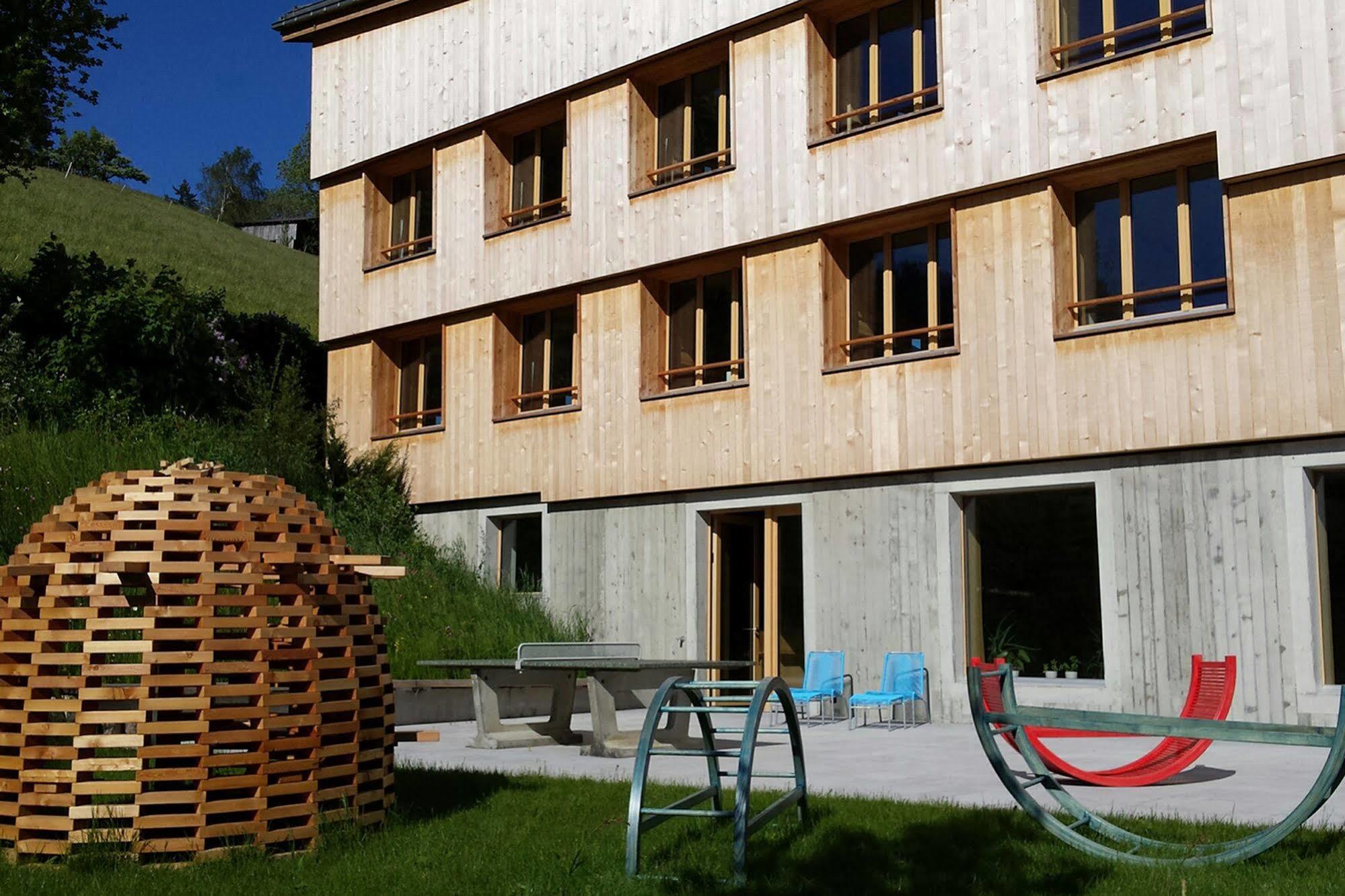 Saanen Gstaad Youth Hostel Exterior photo